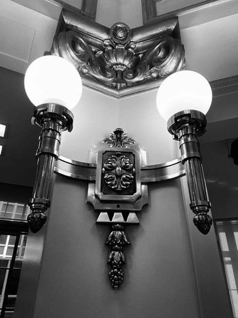 Art deco stolná lampa s opálovým tienidlom